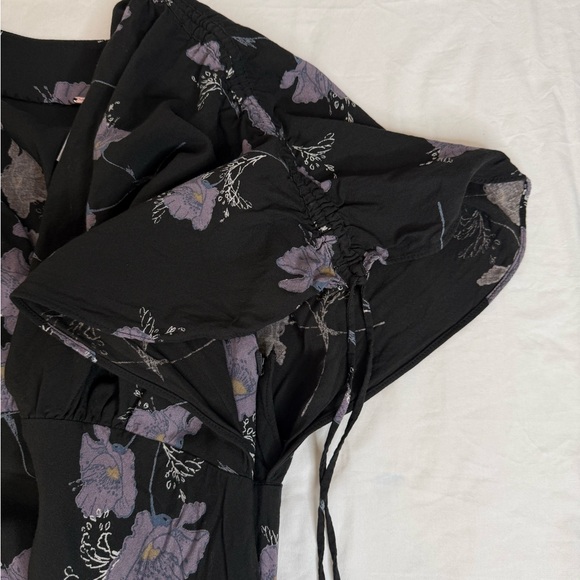 Free People Black Purple Floral Mini Dress Size 4 Deep VNeck Flutter Sleeve Boho - Picture 7 of 11